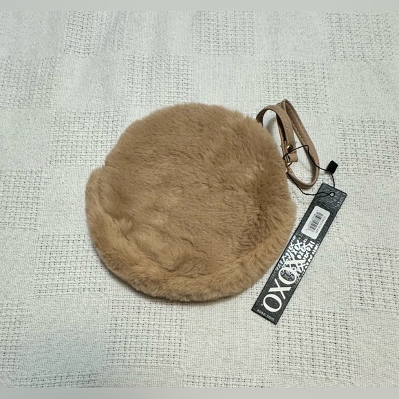 Fuzzy wristlet XOXO - Picture 2 of 5